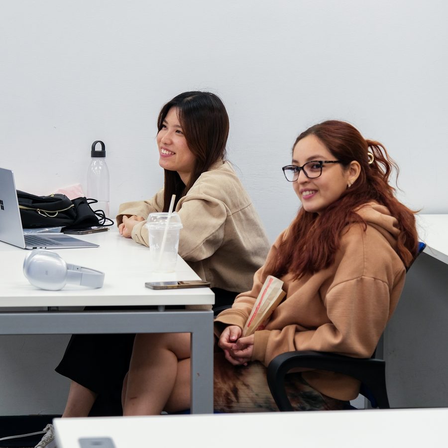 Estudiantes de CICCC sonriendo en clase