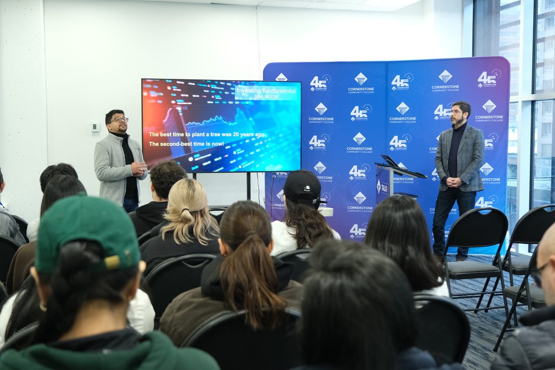 Presentación tipo masterclass de Cornerstone College ante una audiencia